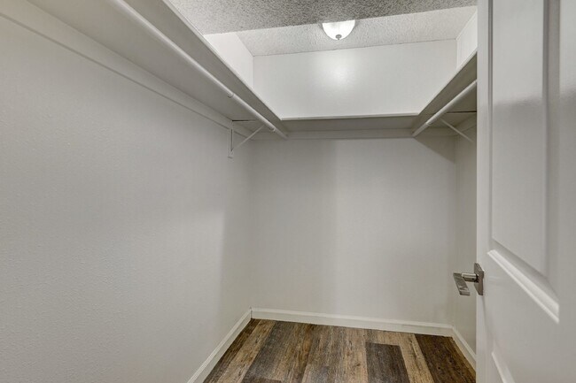 Building Photo - $2,900.00, 5 bed, 3 bath in Denver with Fi...