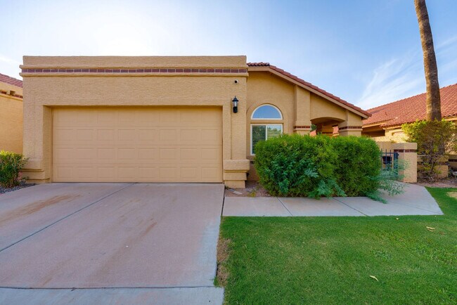 Building Photo - 552 N Fountain Cir