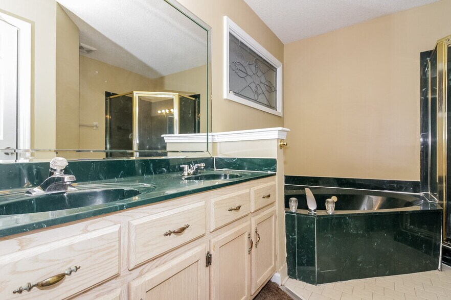 Building Photo - 2184 Stone Stream Dr