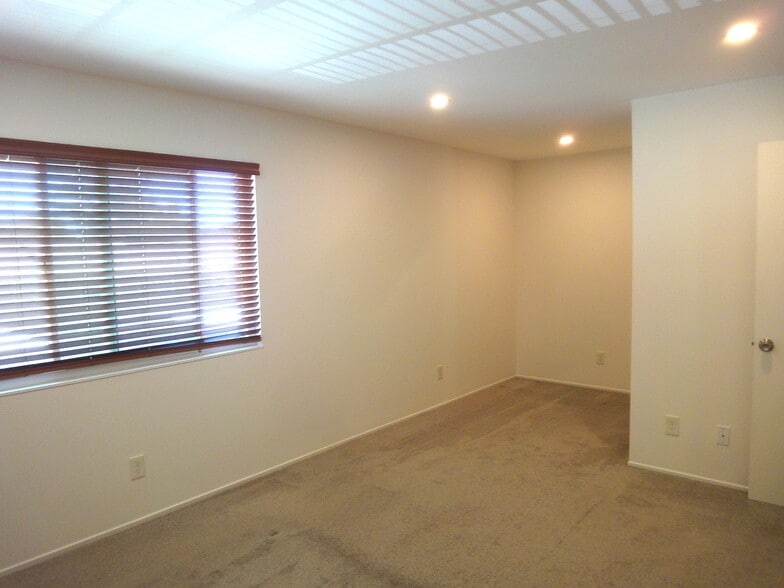 Recessed lights in ceiling - 13B Oliva Dr