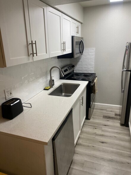 Building Photo - 1330 W Broadway Rd