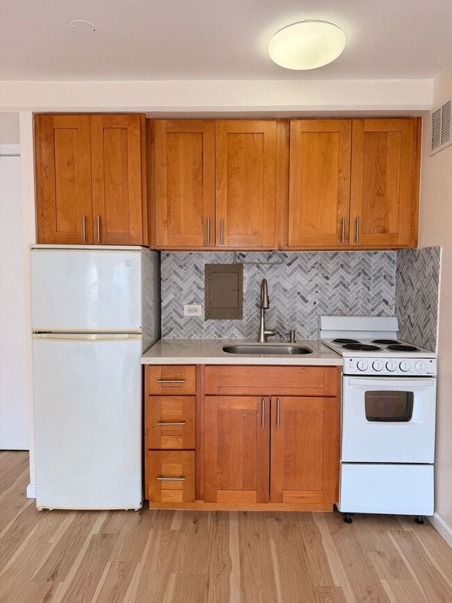 Building Photo - Bright Updated 1 bedroom with covered parking. ALL utilities included