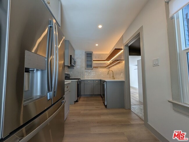 Building Photo - 1015 Granville Ave