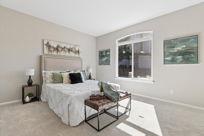 Building Photo - Recently Remodeled Unit