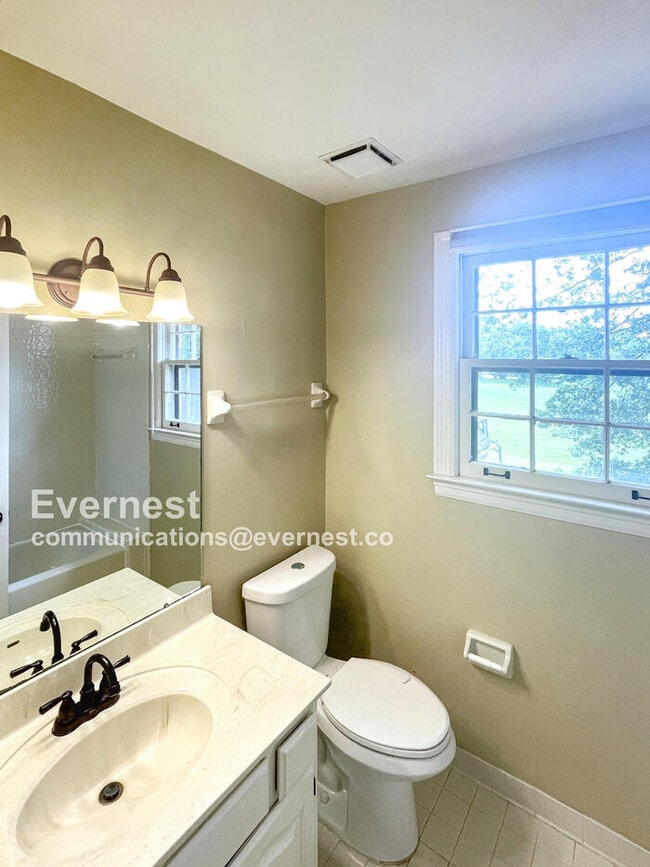 Building Photo - 703 Shady Glen Ct