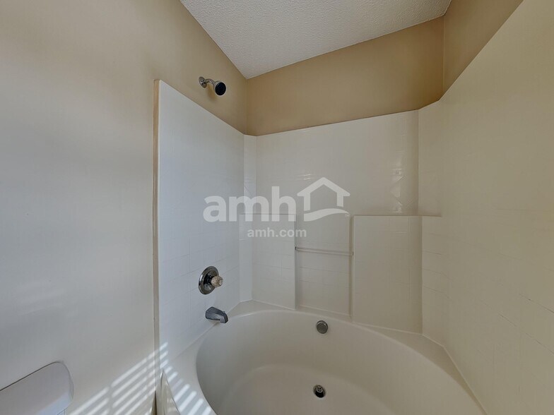 Building Photo - 6021 Ladish Ln