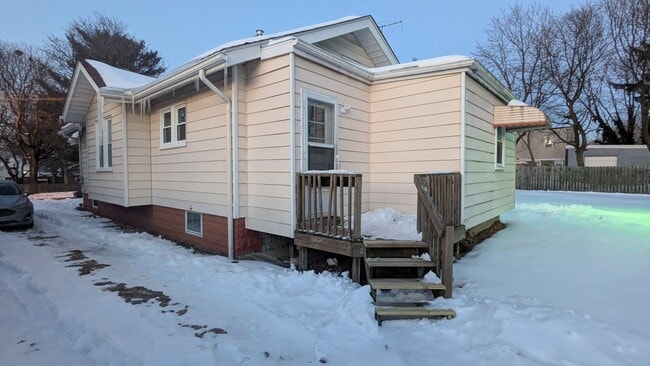 Building Photo - Charming 3 bedroom/1 bath home in the heart of Akron!