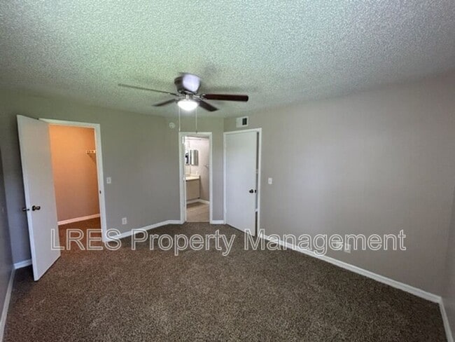 Building Photo - 380 Lakepointe Dr