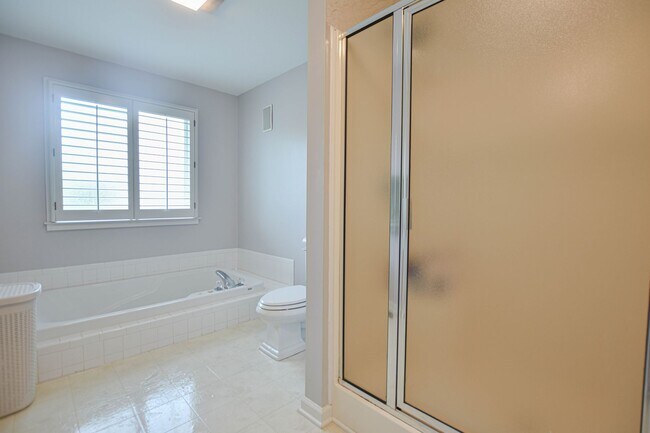 Building Photo - Pet Friendly Three Bedroom with Bonus!