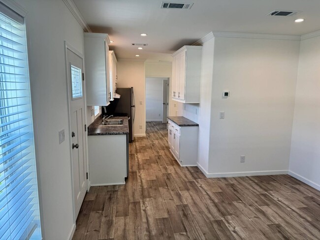 Building Photo - 956 N Colonial Cir
