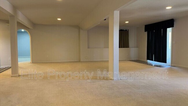 Building Photo - 629 W Kenosha Dr