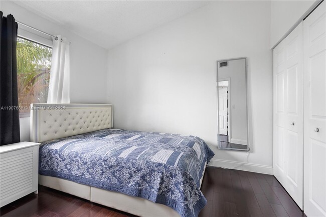 Building Photo - 6205 SW Kendale Lakes Cir