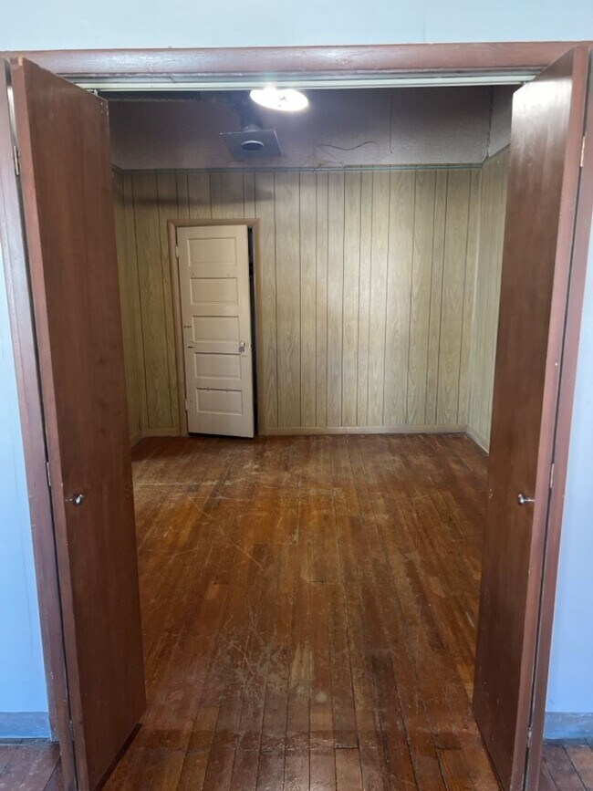 Building Photo - 736 1/2 Massachusetts St