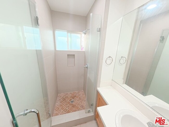 Building Photo - 442 Kelton Ave