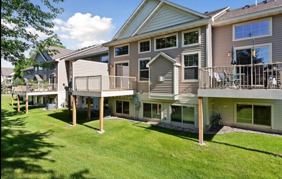 Deck. - 8437 W 149th St