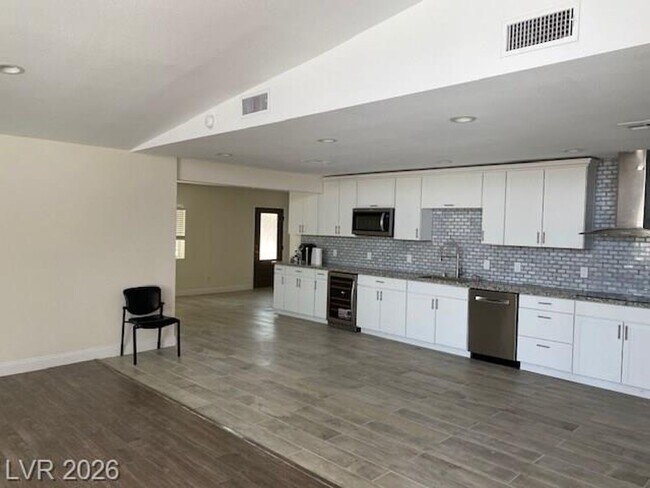 Building Photo - 2047 Westwind Rd