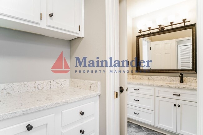 Building Photo - Amazing Attached Home in Lake Oswego is a Must See!