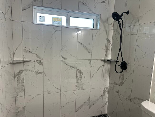 Building Photo - 1324 E Hall St