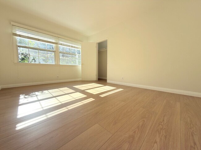 Building Photo - 8821 Aqueduct Ave