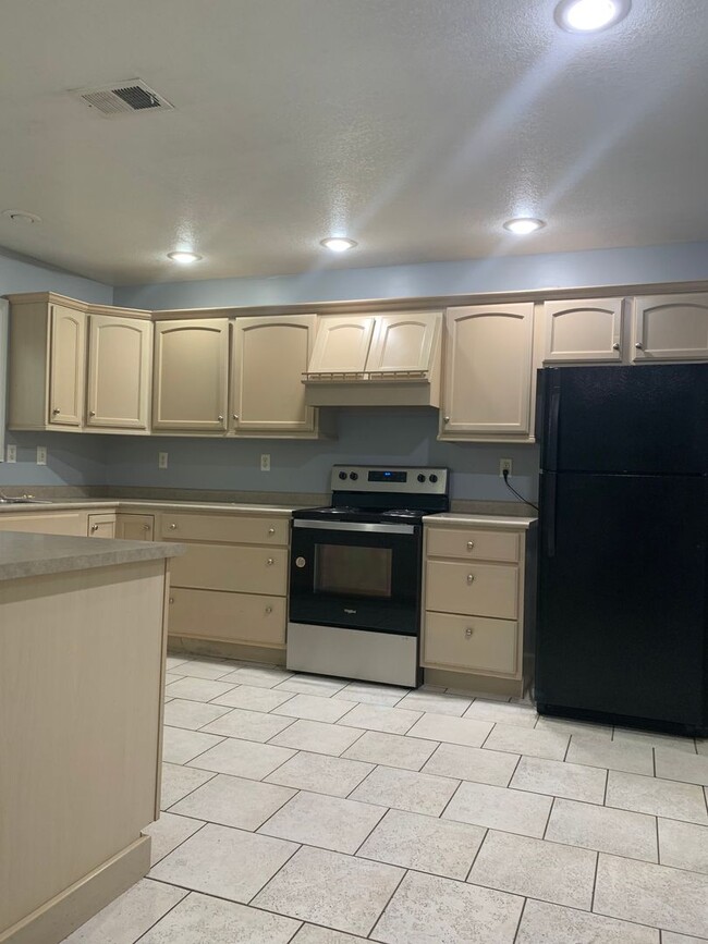 Building Photo - 3bed/2bath Home south of bypass
