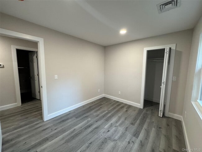 Building Photo - 75 Valley Dr