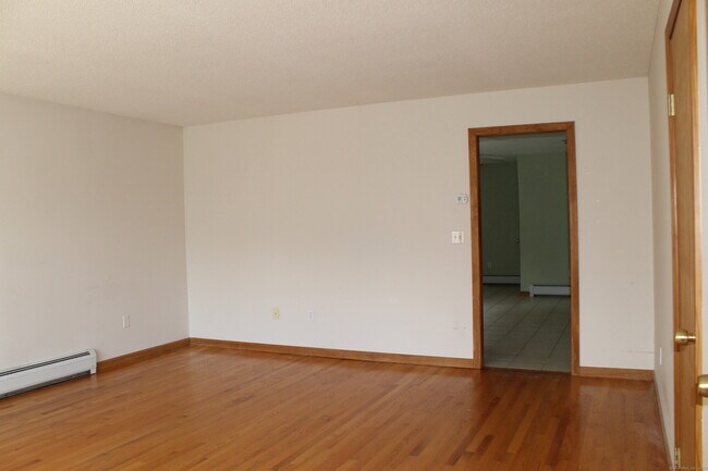 Building Photo - 30 1/2 Mallory St