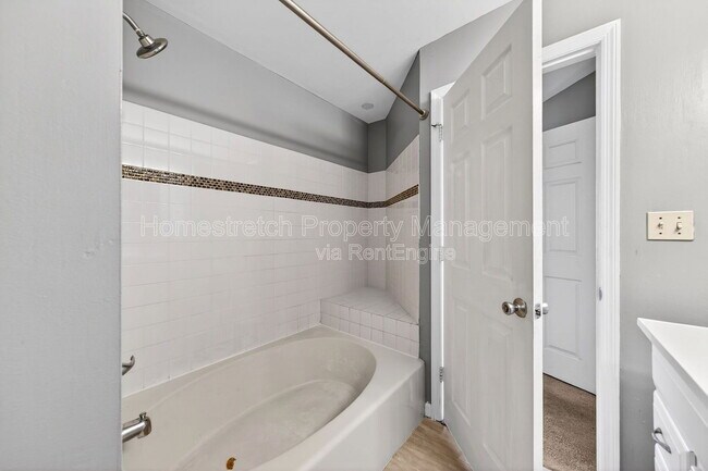 Building Photo - 322 N Boyle Ave