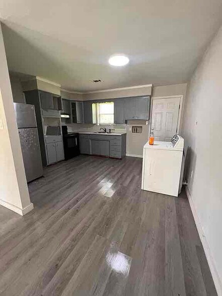 Building Photo - 905 E 7th St