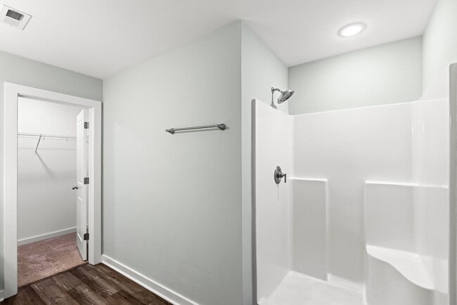 Building Photo - 3 Bedroom Townhome each with en-suite bath...