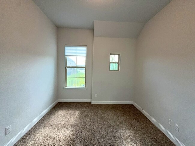 Building Photo - 302 Julia Ln