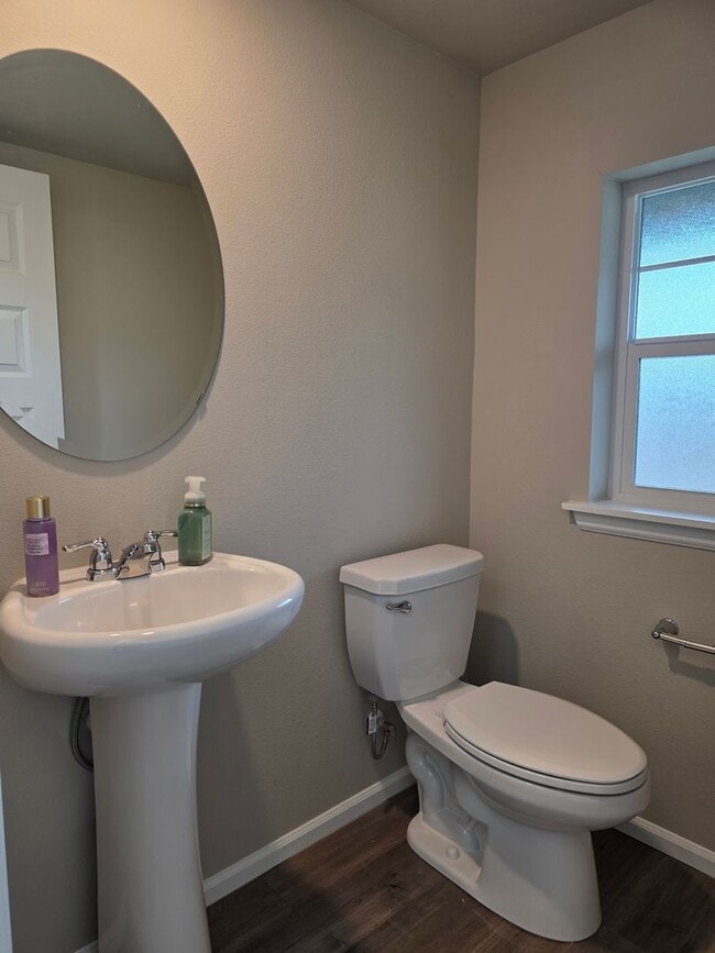 Building Photo - 4 Bedroom Home in Soundview Estates!