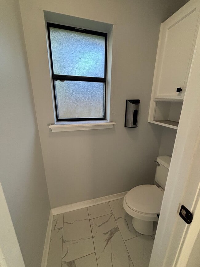 Building Photo - SPACIOUS HOME WITH FLEX ROOM