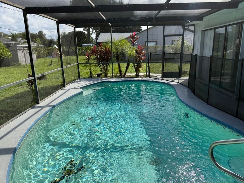 Pool and screened patio - 431 NW Fairfax Ave