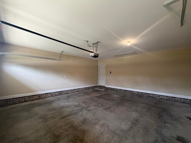 Building Photo - 2850 Foxcroft Cir