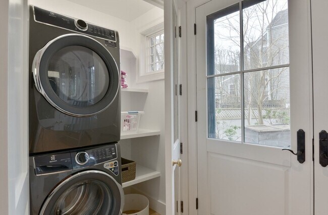 Building Photo - 51 Fair St