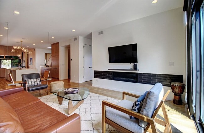 Building Photo - Luxury Living in the heart of Platte Park, 5bds, 4bas - Custom Finishes around every corner