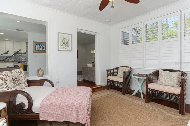 Building Photo - 4014 W Palmira Ave