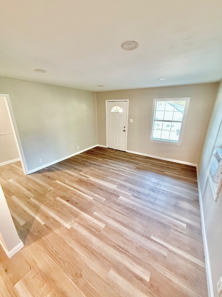 Building Photo - 428 E Elm St