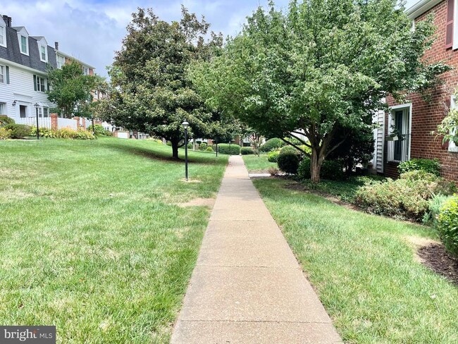 Building Photo - 2713 S Walter Reed Dr