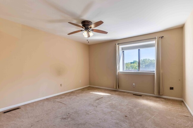 Building Photo - Updated 2 Bedroom 1.5 Bath in Goshen Valley!
