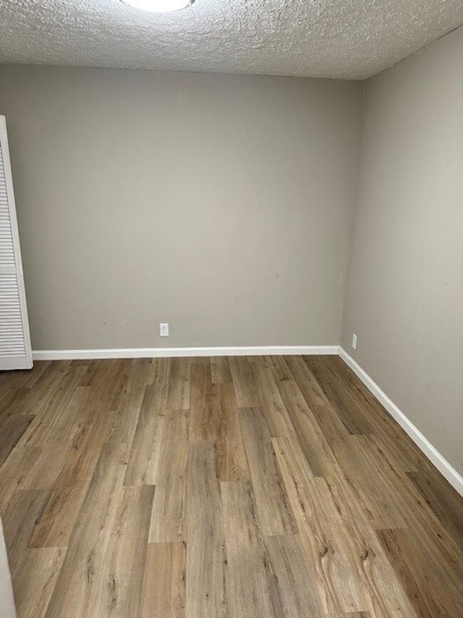 Building Photo - Cute 3 bed duplex in great Hermitage locat...