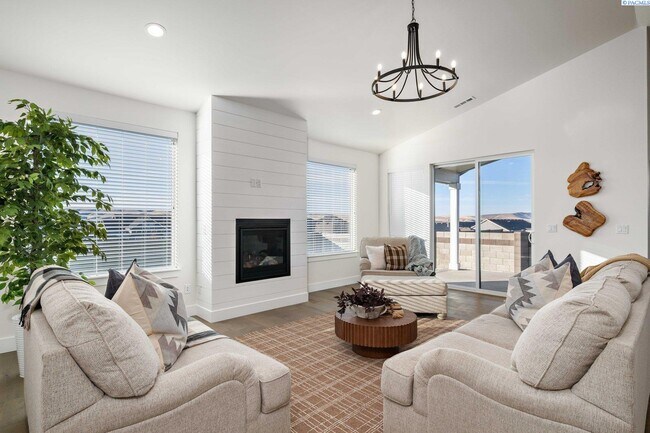 Building Photo - Generational suite w/separate entrance!