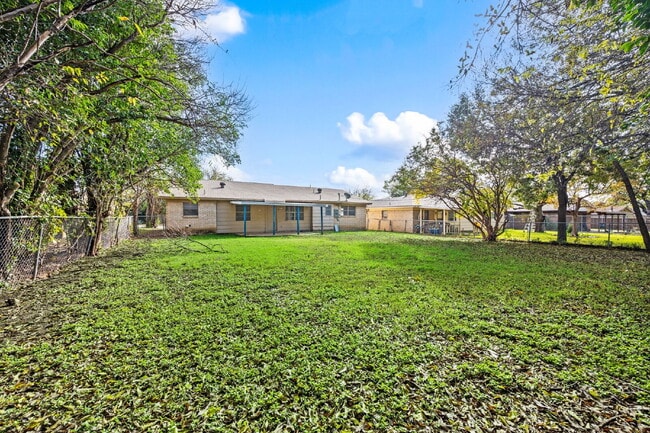 Building Photo - Charming 3-Bed, 2-Bath Gem in Fort Worth – Your Cozy Living Awaits!