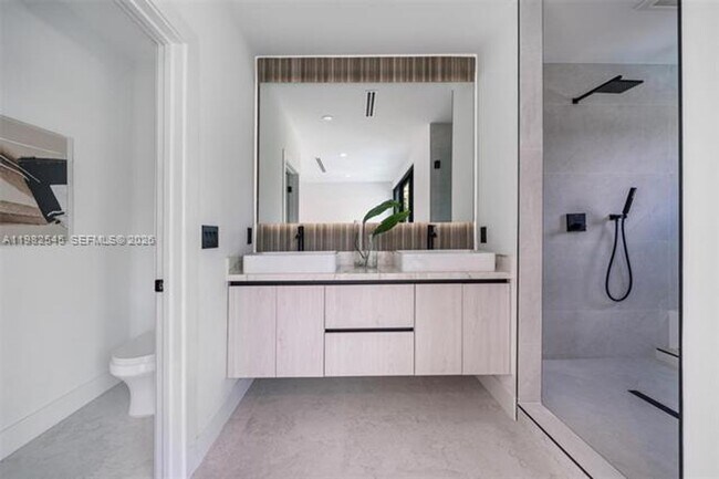 Building Photo - 2937 SW 21st St