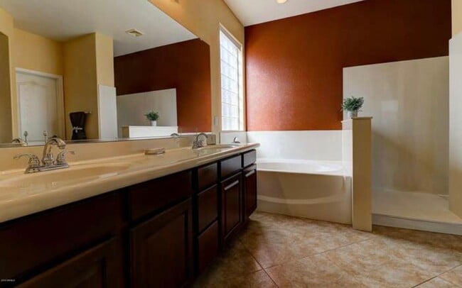 Building Photo - 4 bedroom in South Mountain Area