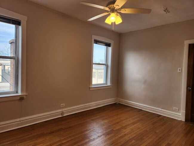 Building Photo - 7067 N Ridge Blvd