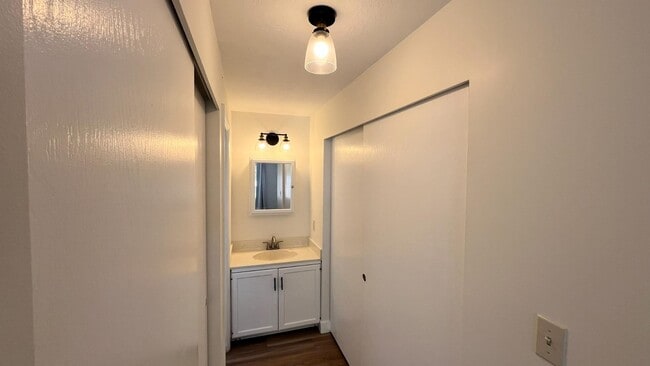 Building Photo - 1597 Navajo Dr