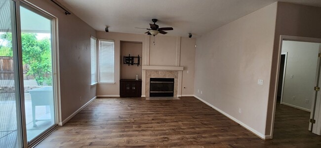 Building Photo - Beautiful 4 Bedroom Home in Elk Grove
