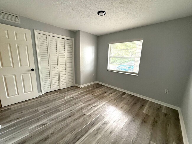 Building Photo - Charming 2-Bed/1-Bath First-Floor Condo in Gated Sarasota Community!