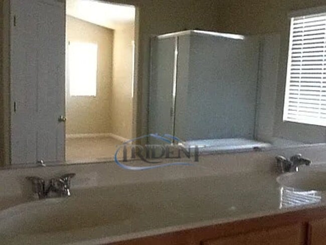 Building Photo - 5 bedrooms 3 baths and a bonus room loft